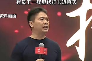 看看谁来了！著名喜剧演员亚当-桑德勒来到现场 观看快船VS太阳